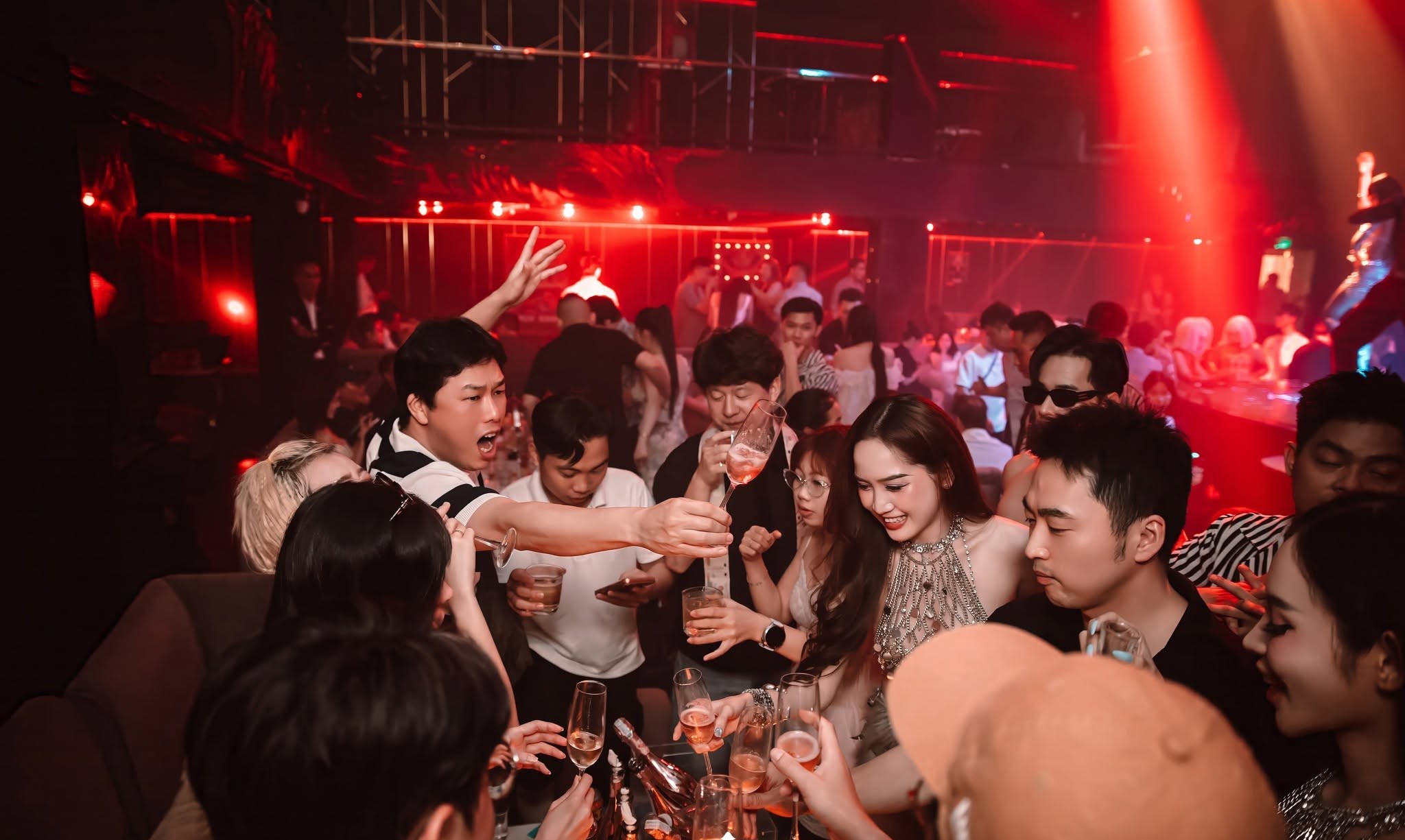 Khách vui chơi tại Canalis Club
